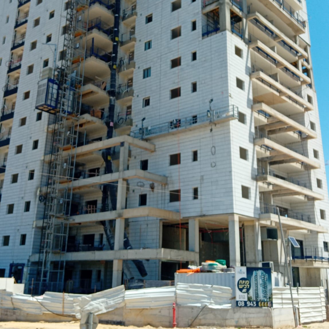 מוטי אמסילי על מגרש 22