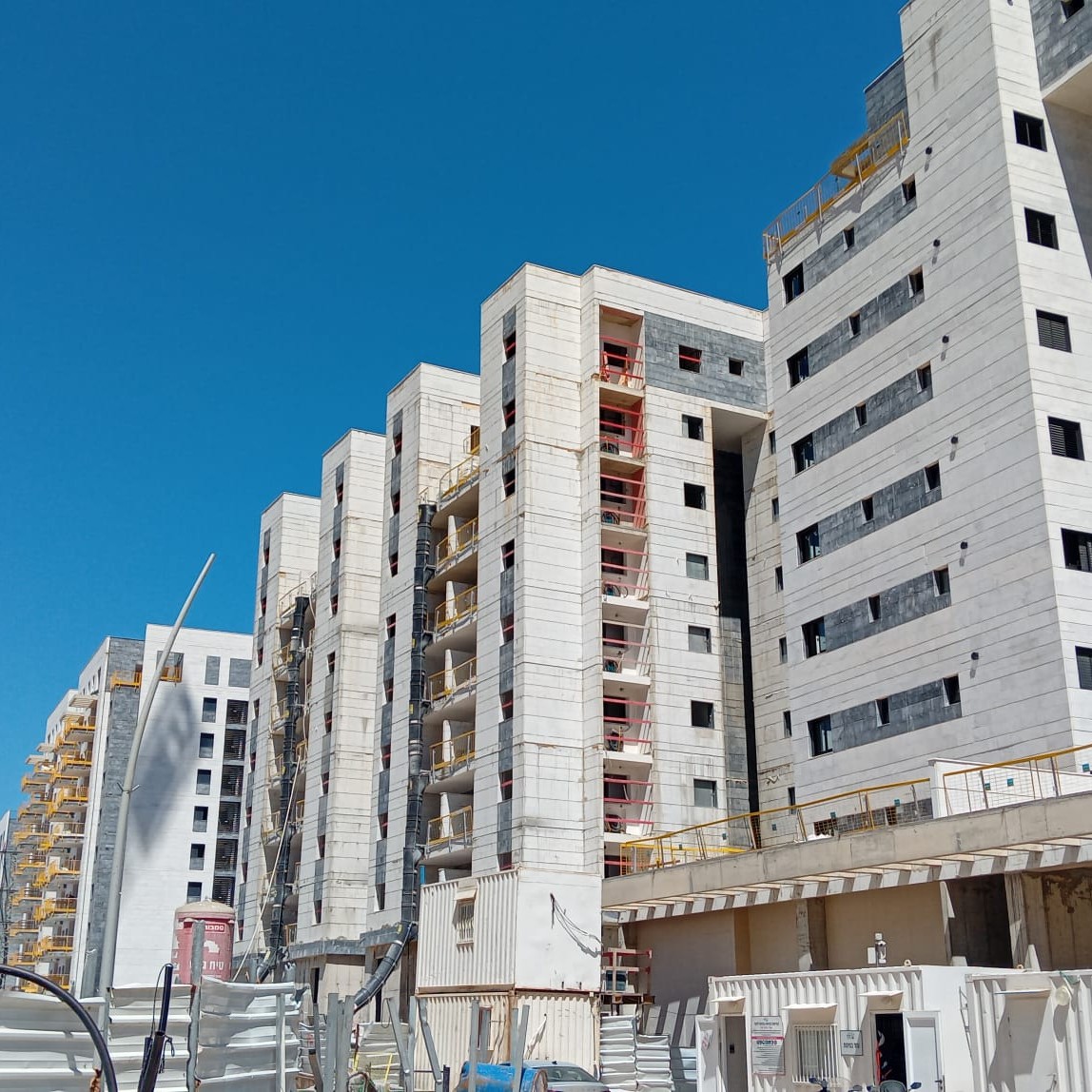 עמרם אברהם על מגרשים 17,18