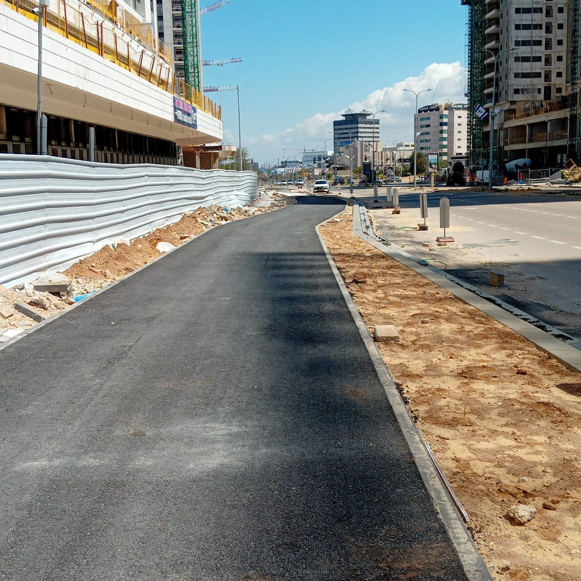 שבילי הליכה ושטחי גינון ברחוב הרצל צמוד למגרש 16